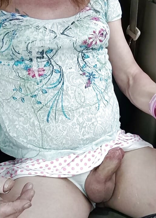 Crossdresser dalam miniskirt comel mainkan kote dia
