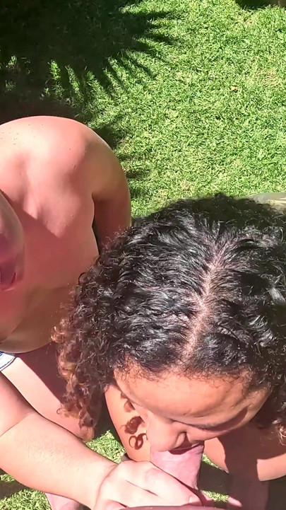 FFM utenfor POV BLOWJOB TREKANT, CUM ANSIKTSBEHANDLING | Klipp 1