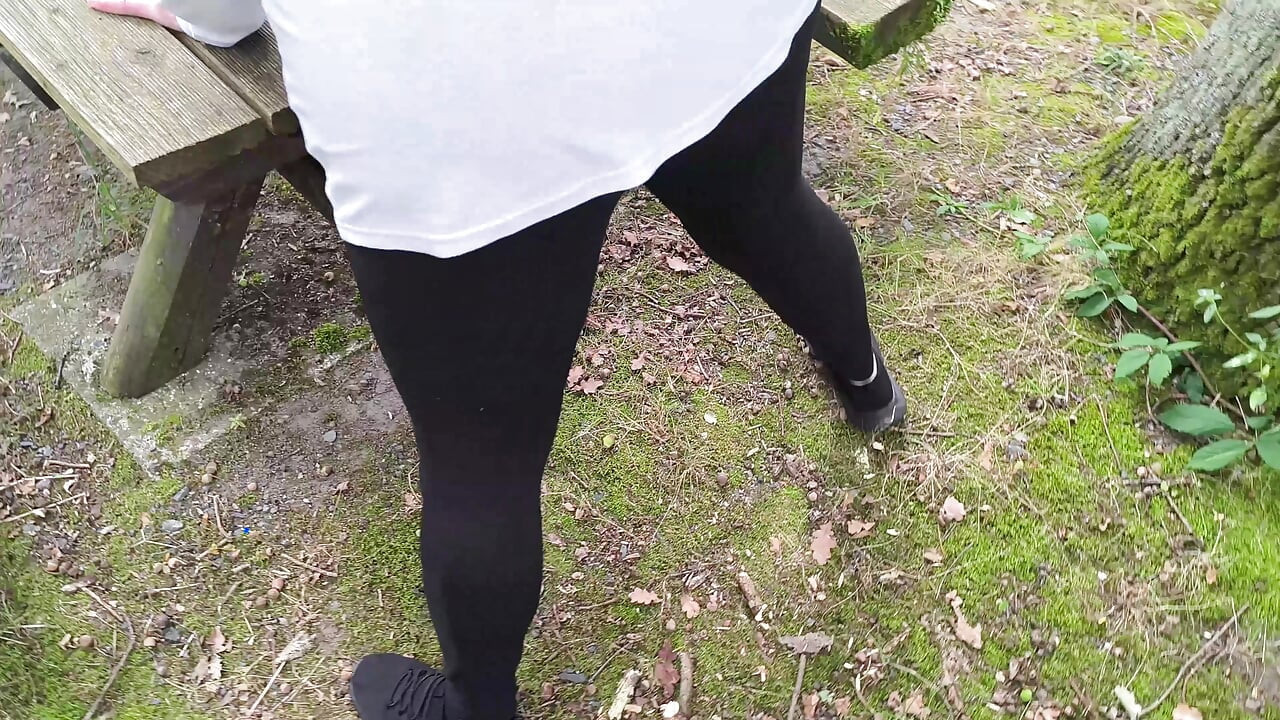 Fouet de cul, de seins et de chatte sur la zone de barbecue
