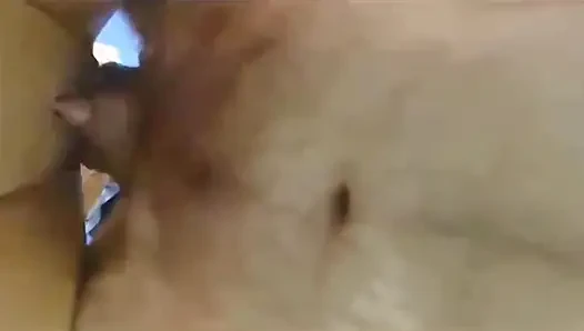 Ngentot aku, pelacur mungil, dia nggak kuat lagi dan meskipun ibunya menghukumnya, dia selalu melarikan diri supaya aku bisa ngentot