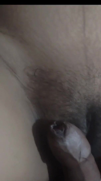 小嫂的男友狠狠地抽插了他小嫂的阴户，发出强烈的声音，暗示了起源的声音。 | 短片 1