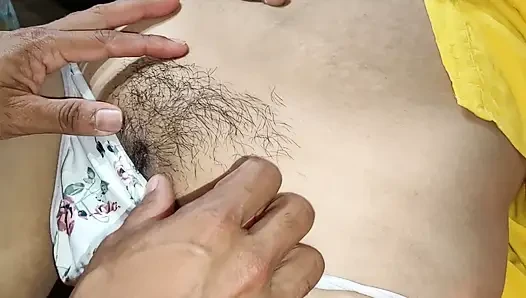 Seks lezat dengan vagina besar berakhir dengan air mani di dalam saudara tiri Tamil dari video x.