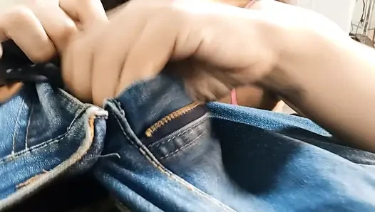 Die junge nachbarin zeigt mir, was sie mit ihrem höschen machen kann