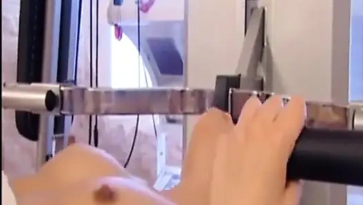 Cewek nakal rambut pirang ini lagi asik fingering memek beceknya dan lanjut jilat pantat bahenolnya di grup seks liar