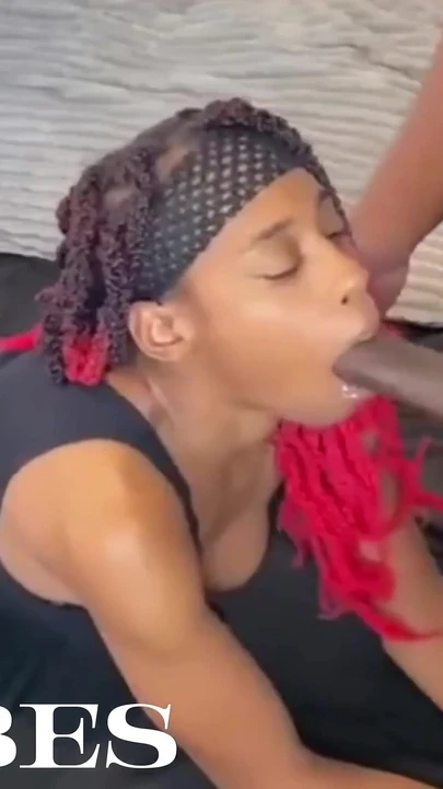 Ela parece tão bonita com meu bbc na garganta