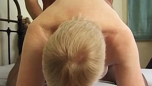 Geile oma verführt jungen kerl zu intensivem hardcore-hämmern