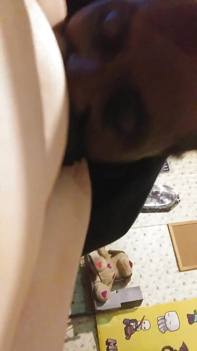 Διαφυλετικό τριχωτό μουνί τρώει