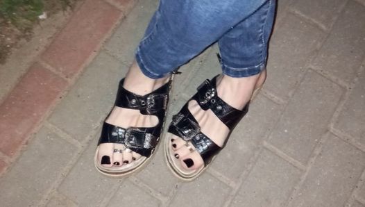 Travesti - sandales plates-formes avec un jean mince