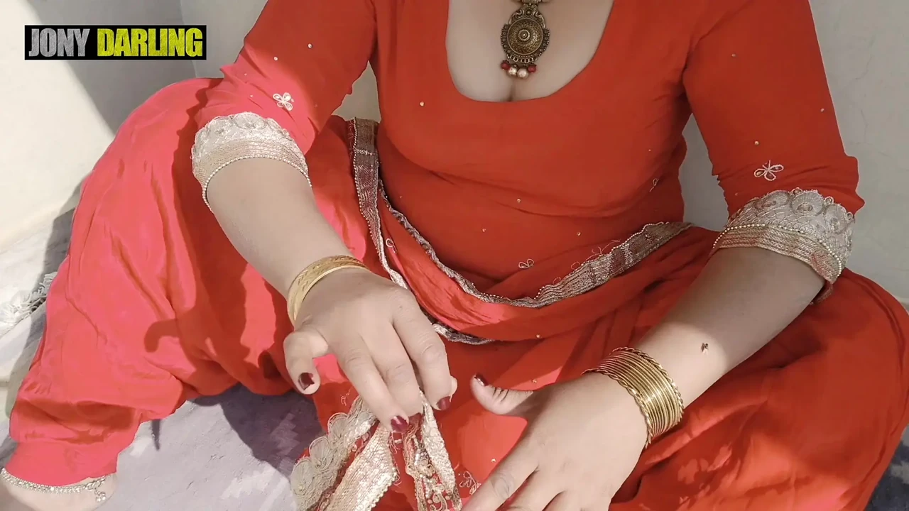 Punjabi Bhabhi Painted Her Nail On Roof