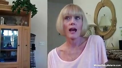 Blonde oma trekt en zuigt pik in pov