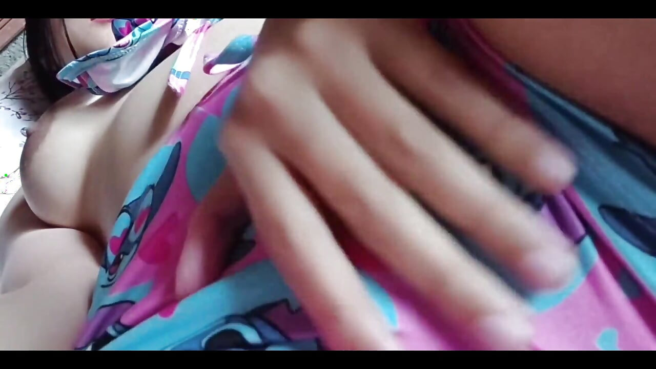 Дівчина знімає одяг на очах у вітчима