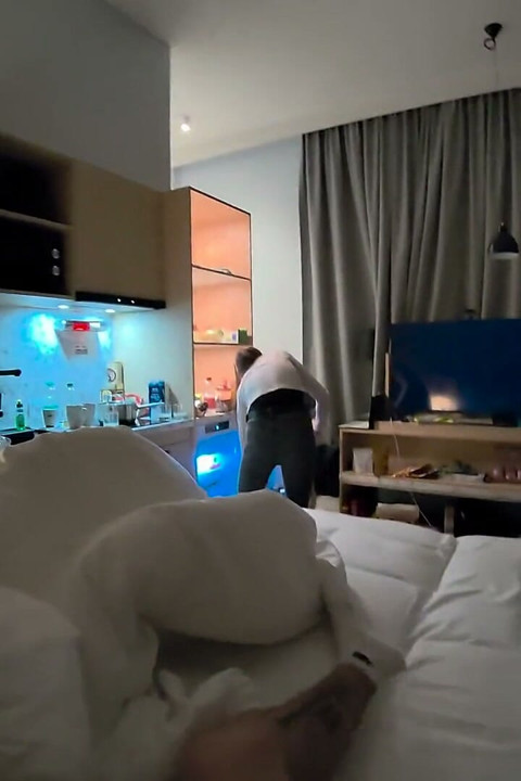 POV Tiener Tinyemmade in Een Hotelkamer, Poesje Gelikt En Geneukt Met Bukkake