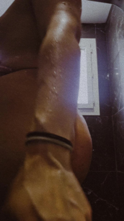 Big ass in the shower 🫶🏻