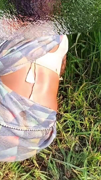 Indian Desi Village Outdoor bhabhi ne apne ghagara utha Kar apni khubsurat pankhudiyon wali bhosdi ke darshan Apne… | Clip 2