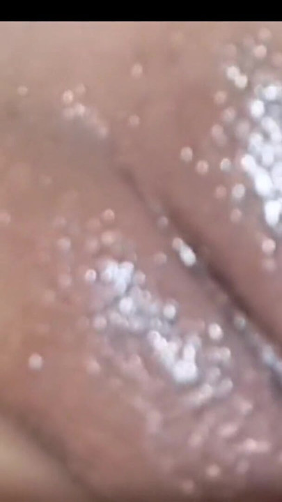 Eu a vi se masturbar, então me aproximei dela por trás e a peguei na bunda. | Clipe 1