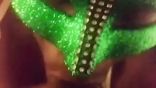 Mulutku berantakan di balik topengnya!