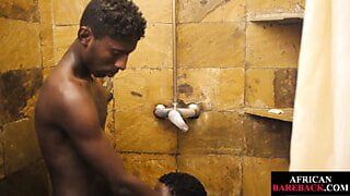 Afrikanischer Twink bläst unbeschnittenen Schwanz, bevor er für Sperma ohne Gummi gefickt wird