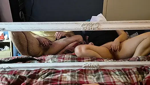 Aynanın önünde birlikte mastürbasyon yapıyor