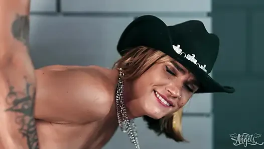 Trans ANGELS - King noire बार वर्कर्स Daisy Taylor और kalli Grace को चोदता है, फिर उन्हें दोहरा फेशियल देता है