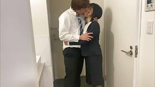 [The day when I came home with my girlfriend after work and immediately kissed her and SEX] I took down her black pantyhose in a suit and made her squid with the back back and cleaned my lower body with a ...