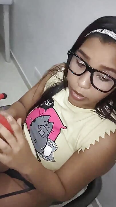 18-летняя брюнетка с большими отвисшими сиськами из Нью-Йорка, Соединенные Штаты, трахает большой хуй ее сводного брата Patrh