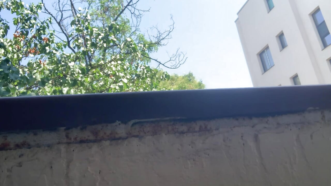 Goală pe terasă