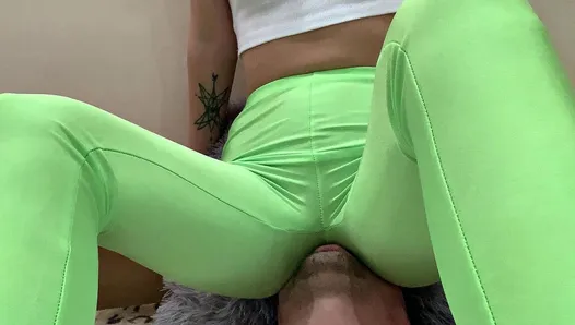 Женское доминирование, образ жизни, часть 2, Kira в зеленых штанах для йоги - поклонение ступням, топтание, поклонение заднице и киске, сидение на лице