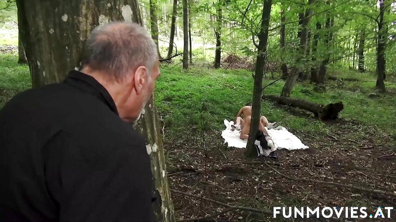 Barmfagre milf som knuller i skogensf