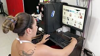 Eu fico com tesão assistindo homens no meu computador então eu me masturbo