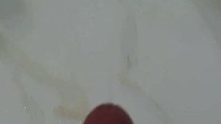 Kencing kuat dalam bilik mandi hotel