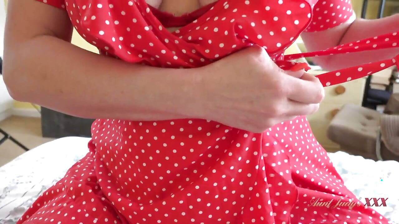 Auntjudysxxx - ateşli orta yaşlı seksi üvey annen Julia North odanı temiziyor