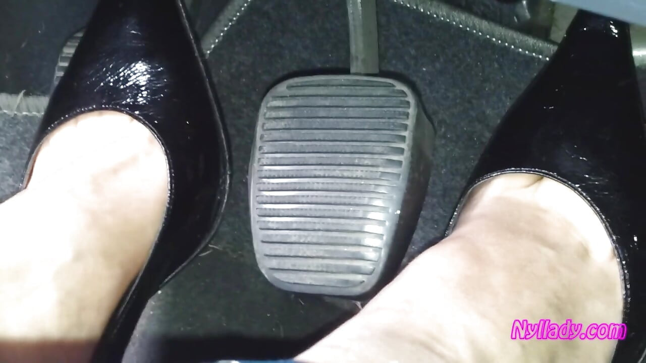 Fahren und revving in schwarzen pumps auf nacktem fuß