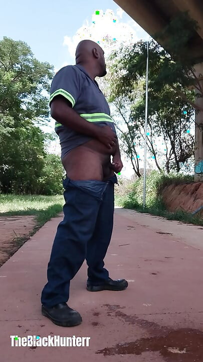 직장에서 돌아오는 나는 오줌을 싸고 거리에서 내 옷을 모두 벗게되었다.