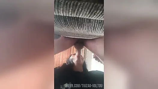 БРЮНЕТКА ПРОГЛАТЫВАЕТ ВСЁ