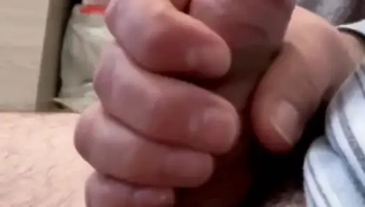 Aku masturbasi diam-diam sambil menunggu istriku