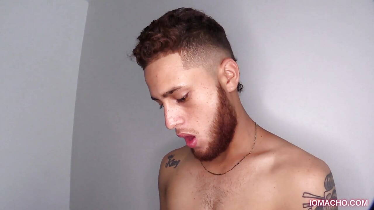 Latino garoto Ruso batendo sua carne