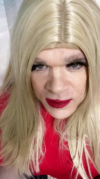 Crossdresser talks to Daddy and sucks him and ask viewers to comment if they want to really play with her