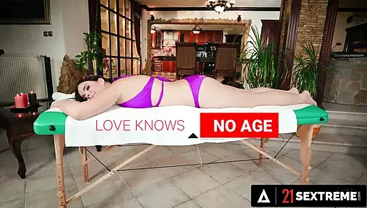 21 sextreme - Tiffany Rousso Sofia Lee'ye şehvetli lezbiyen masajı yapıyor ve makaslıyor