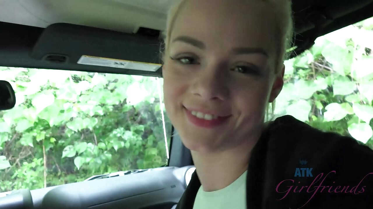 POV Elsa Jean Bil Blowjob & Handjob! Blondinen suger, sykler hardt og rykker massivt cumshot