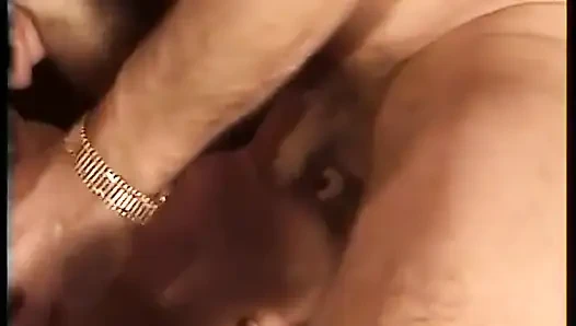 İki sapık tesisatçı işbirlikçi olmayan bir müşteriye aç insanlar gibi kendilerini atıyor!