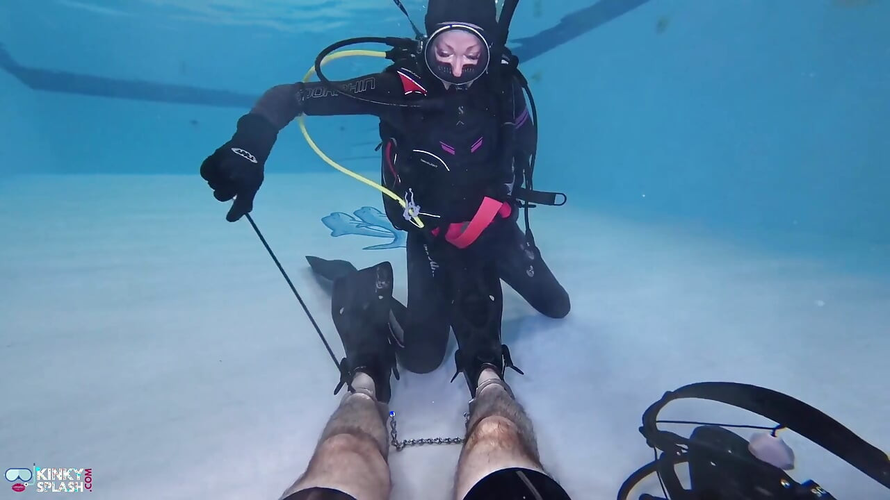 水下水肺奴隸訓練 - 在鎖鏈和潛水服邊緣控制中佔主導地位