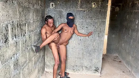 Публичный секс на улице на высотке