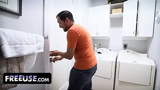 Şanslı komşu Juan ateşli Summer Col'u güneşlenirken yakalıyor ve her yerine yağ sürüyor