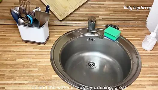 Menelepon tukang ledeng untuk memperbaiki wastafelku, dia malah ngentot pantatku