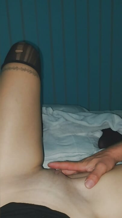 Cô ấy ngoan ngoãn bám chặt lấy bố dượng trong khi ông ta địt cả hai lỗ của cô.