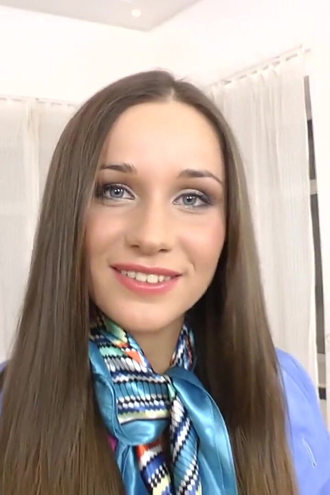 Poslovna žena jaše svoju guzicu na Toy & Rodu