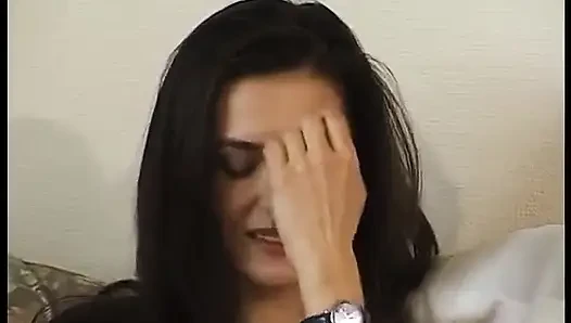 Güzel esmer kıyafetlerini çıkarıyor ve küçük göğüslerini gösteriyor