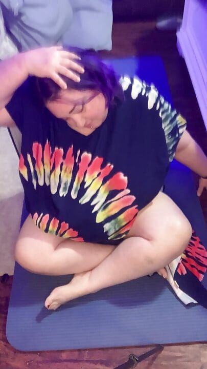 BBW guckt yoga