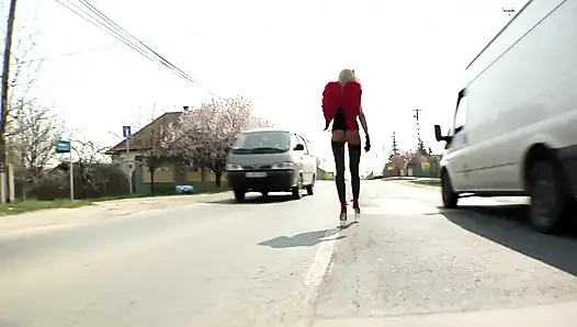 Pelacur rambut pirang ini pengen jadi cewek dominan