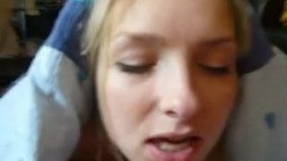 Amateur blondine zuigt pik en eet sperma